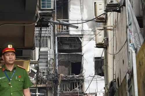 Vụ cháy 5 người tử vong ở Hà Nội: Nhân chứng kể cảnh kính vỡ, người bên trong tìm cách thoát nạn