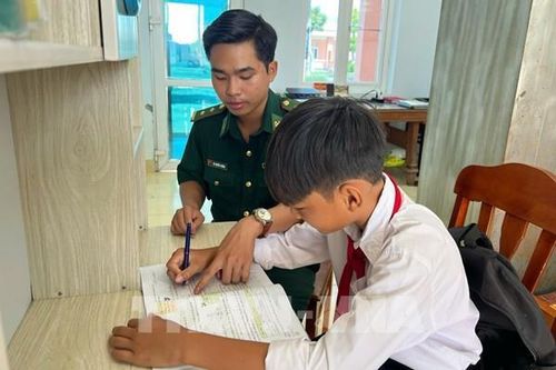 Những người cha mang quân hàm xanh ở Vĩnh Long