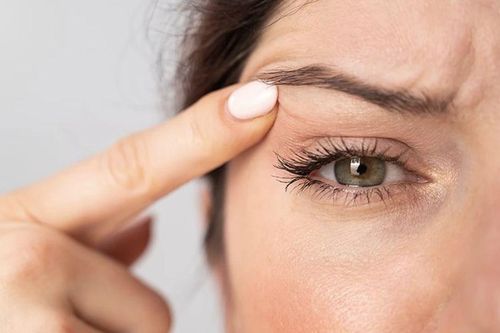 Đang ngồi yên bỗng thấy mí mắt giật: Khi nào mới đáng chú ý?