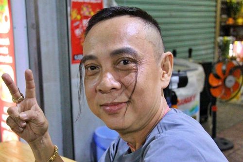 Độc lạ: Người đàn ông ở TP.HCM sở hữu cặp lông mày dài hơn 20cm