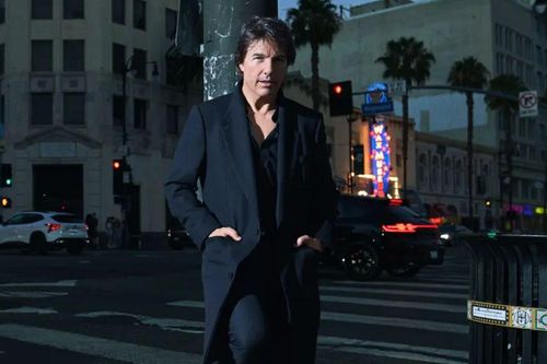 Tom Cruise khoe hình thể săn chắc ở tuổi 64
