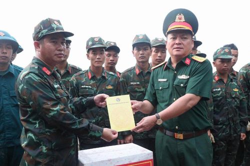 Tây Ninh thăm, động viên lực lượng giúp dân thu hoạch lúa
