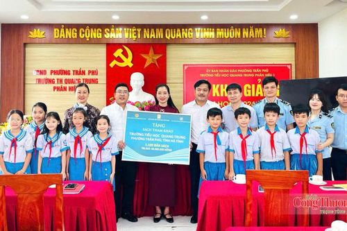 Chi cục Quản lý thị trường Hà Tĩnh tặng học sinh hơn 1.100 đầu sách