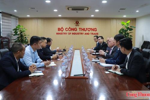 Thứ trưởng Nguyễn Việt Sơn làm việc với lãnh đạo Tập đoàn Baker Hughes