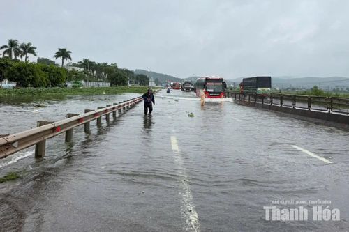 Quốc lộ 1 ngập sâu, giao thông ách tắc