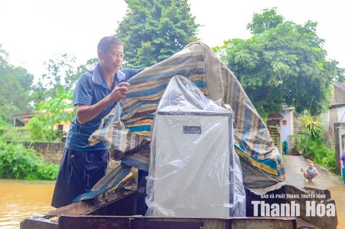 Người dân khẩn trương di dời tài sản khi nước lũ dâng cao