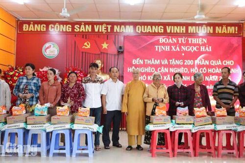 Trao 150 phần quà cho người dân và học sinh xã Khánh Bình