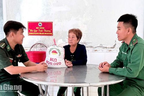 Ấm tình quân dân từ những hũ gạo sẻ chia