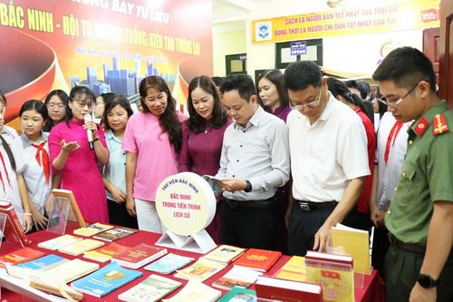 Thư viện Bắc Ninh trưng bày tư liệu "Bắc Ninh - hội tụ truyền thống, kiến tạo tương lai"