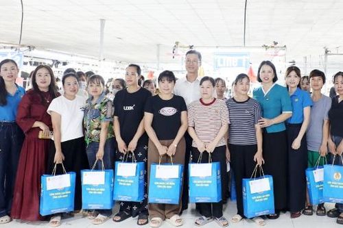 Bắc Ninh: Liên đoàn Lao động tỉnh tặng quà công nhân bị ảnh hưởng do bão lũ