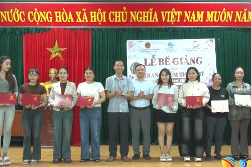 Cấp chứng chỉ nghề trang điểm thẩm mỹ cho 40 học viên xã Thăng Điền