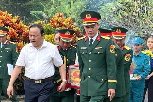 Quy tập hai hài cốt liệt sĩ từ nguồn tin của hai già làng ở Trà Giáp