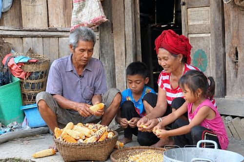 'Khoảng trống' phía sau những bước chân rời bản