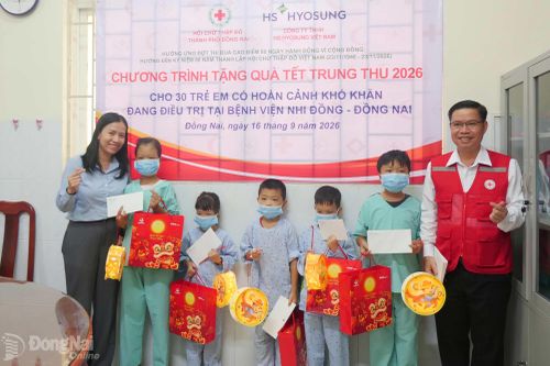 Mang trung thu đến các bệnh nhi có hoàn cảnh khó khăn