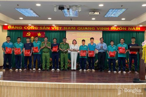 Ủy ban MTTQ Việt Nam thành phố tặng quà học viên tiêu biểu Cơ sở cai nghiện ma túy số 2
