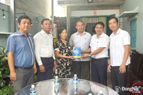 Thăm, tặng quà gia đình công nhân bị tai nạn lao động