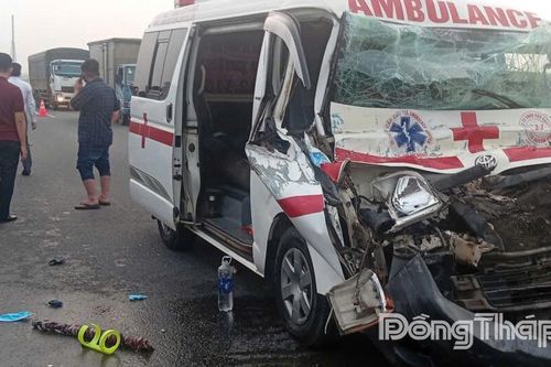 Xe cứu thương và xe tải va chạm trên cao tốc Trung Lương - Mỹ Thuận, 4 người bị thương