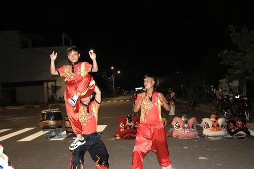 Giữ nhịp trống lân