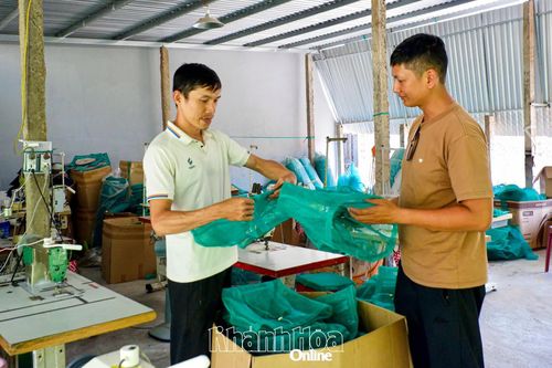 Túi "tái chế" từ những tấm lưới cũ