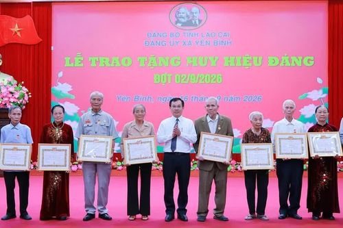 Các địa phương tổ chức trao Huy hiệu Đảng đợt 2/9