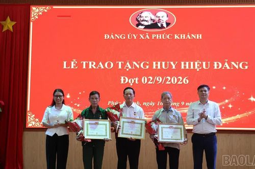 Đảng ủy xã Phúc Khánh trao Huy hiệu Đảng cho 21 đảng viên