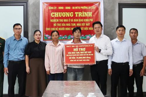 Phường Âu Lâu bàn giao kinh phí hỗ trợ xóa nhà tạm cho con đẻ của người hoạt động kháng chiến bị nhiễm chất độc hóa học