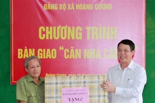 Bàn giao “Căn nhà cấp ủy” cho đảng viên Nguyễn Trọng Tài