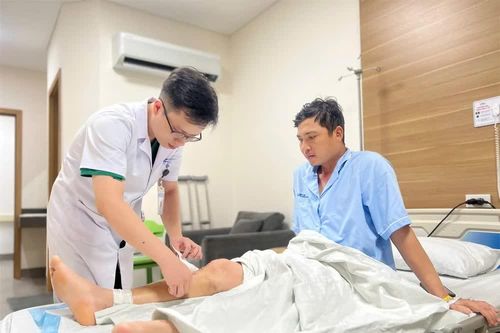 Gãy hở độ II hai xương cẳng chân, đóng đinh kín - 3 ngày sau phẫu thuật đã tập đi tại Lạc Việt