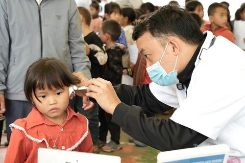 Hơn 1.000 học sinh vùng biên Sơn Vĩ được khám sức khỏe