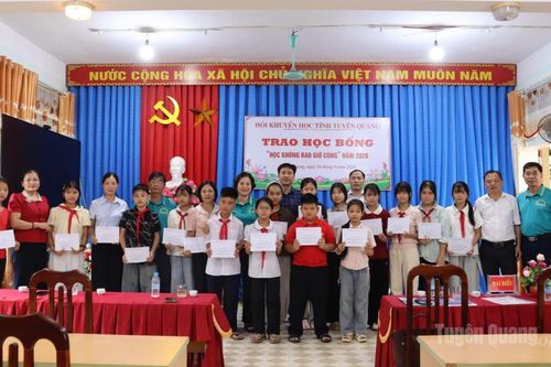 Hội Khuyến học tỉnh Tuyên Quang trao học bổng cho học sinh Bắc Mê