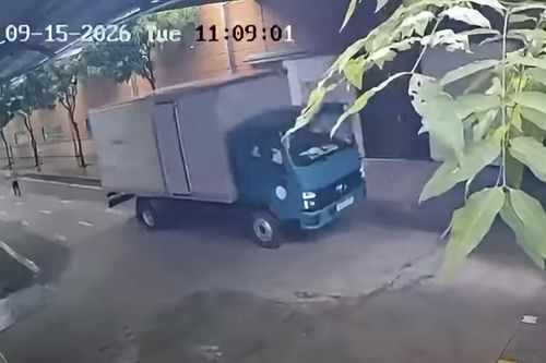 Lùi xe thiếu quan sát, tài xế xe tải gây tai nạn khiến nữ công nhân tử vong