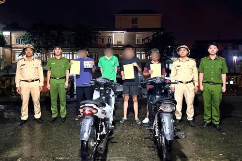 Công an xác minh nhóm thiếu niên đi xe máy không biển số, đánh võng ở Lào Cai