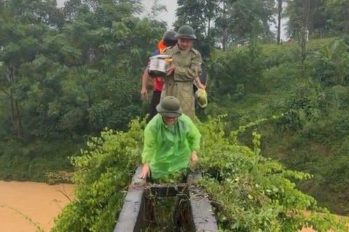 Thanh Hóa: Công an, nhân viên y tế vượt lũ đến tận nhà đỡ đẻ cho sản phụ