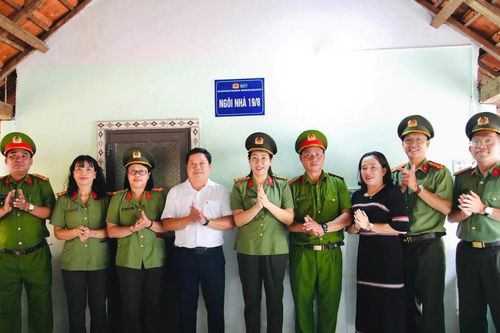 Công an tỉnh Quảng Ngãi bàn giao 'Ngôi nhà 19/8' cho cán bộ có hoàn cảnh khó khăn
