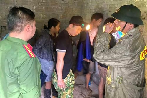 Phú Thọ: Giải cứu thành công 3 người mắc kẹt giữa hang động ngập nước