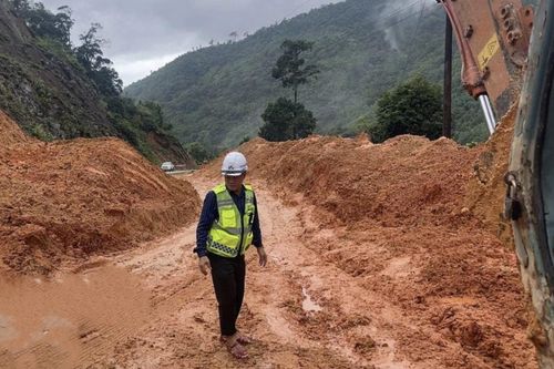 Nỗ lực thông tuyến sau mưa lũ, khắc phục hàng loạt điểm sạt lở