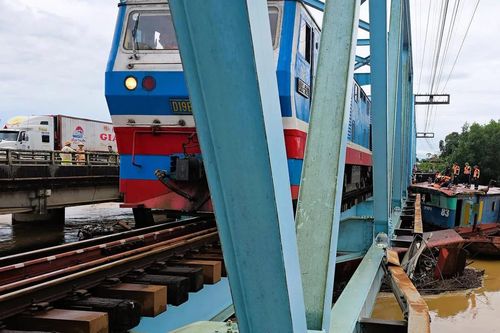 Khẩn trương đánh giá khả năng chịu lực cầu đường sắt Mỹ Chánh sau vụ 3 sà lan mắc kẹt