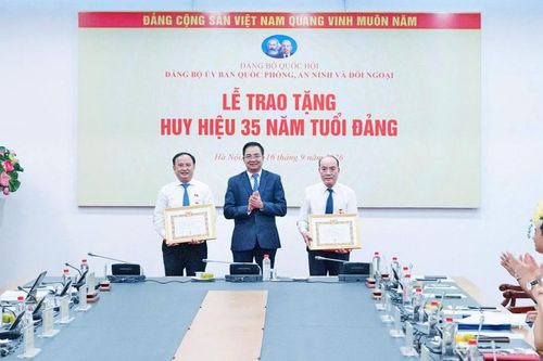 Trao Huy hiệu 35 năm tuổi Đảng tặng hai đảng viên Chi bộ Quốc phòng