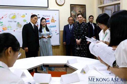 Nhà vua Thái Lan và Hoàng hậu trải nghiệm lớp học tiếng Thái tại Đại học Hà Nội