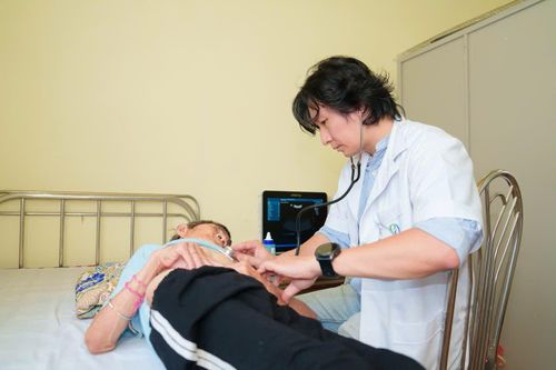 Ngại làm phiền con, người phụ nữ 67 tuổi âm thầm chịu đựng rồi tái phát đột quỵ
