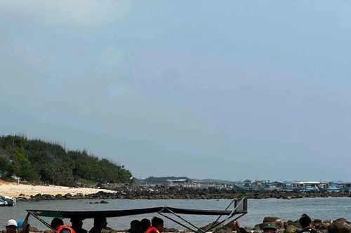 Công an Đặc khu Phú Quý và lực lượng phối hợp tìm thấy ngư dân mất tích do chìm tàu