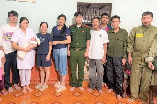 Công an xã Thanh Kỳ vượt lũ đưa nhân viên y tế đi đỡ đẻ