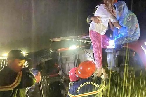 Cứu 19 người trong xe khách gặp nạn trong đêm mưa