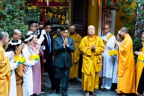 Nhà vua Thái Lan và Hoàng hậu dự lễ cầu an tại chùa Quán Sứ