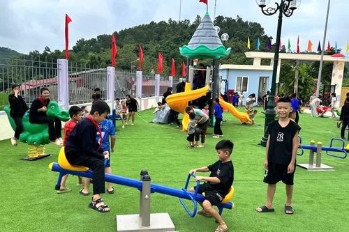 Những vòng tay ấm áp nâng bước các em học sinh vùng cao tới trường