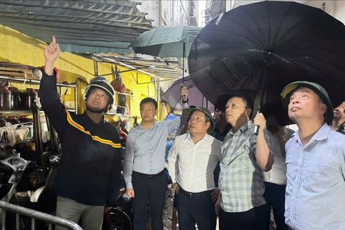 Chủ tịch UBND Thành phố Hà Nội thăm hỏi gia đình xảy ra vụ cháy tại phường Tây Hồ