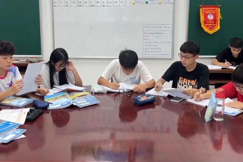 Bên trong ngôi trường, học sinh không dùng điện thoại