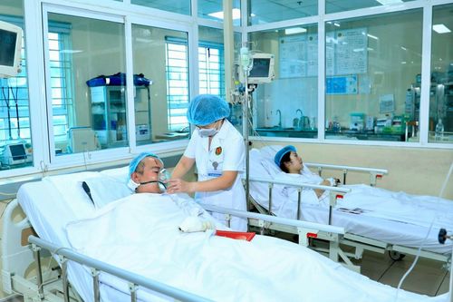 Nạn nhân vụ cháy ở phường Tây Hồ đang được điều trị tích cực