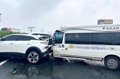 Ô tô dừng đột ngột trên cao tốc, gây tai nạn liên hoàn