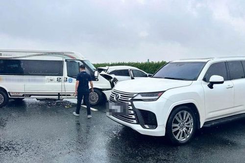 Làm rõ vụ Lexus dừng đột ngột trên cao tốc